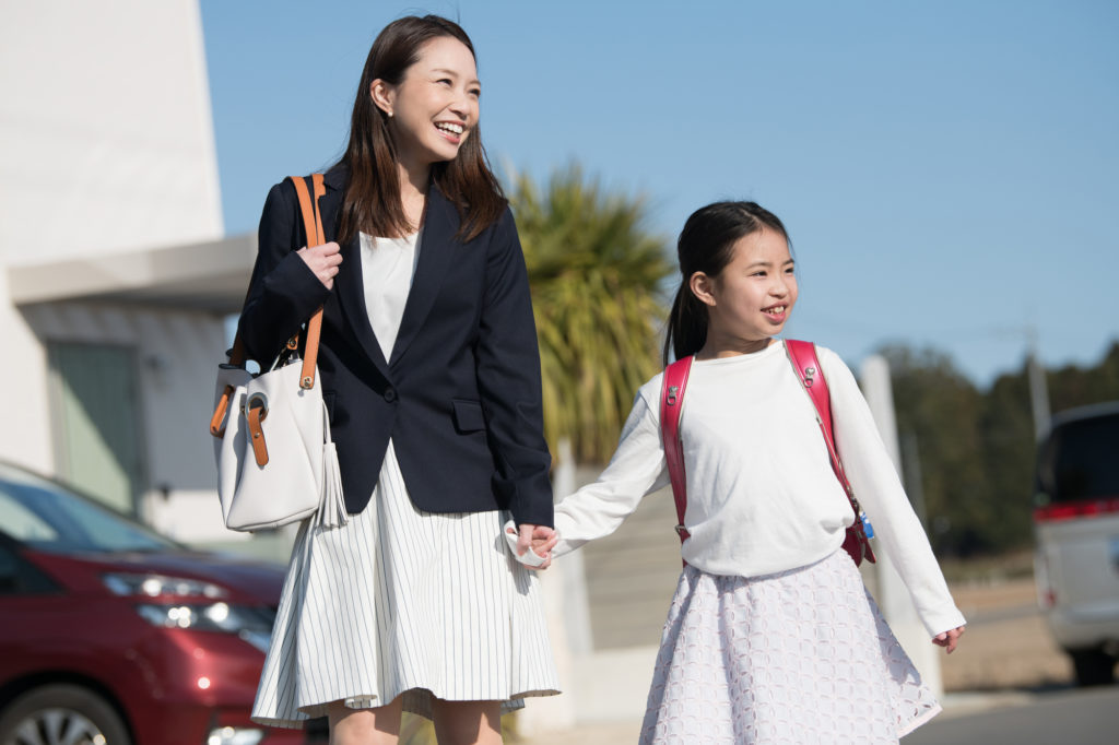 母親と娘　小学生　通学　通勤　母子家庭